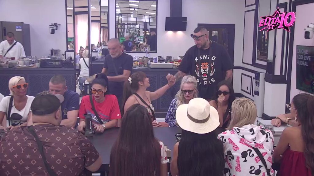 On je devojke s kojima je bio predstavljao drugaricama: Mića ubacio Cara u mašinu, sitaucija se zahuktala u Beloj kući! (VIDEO)