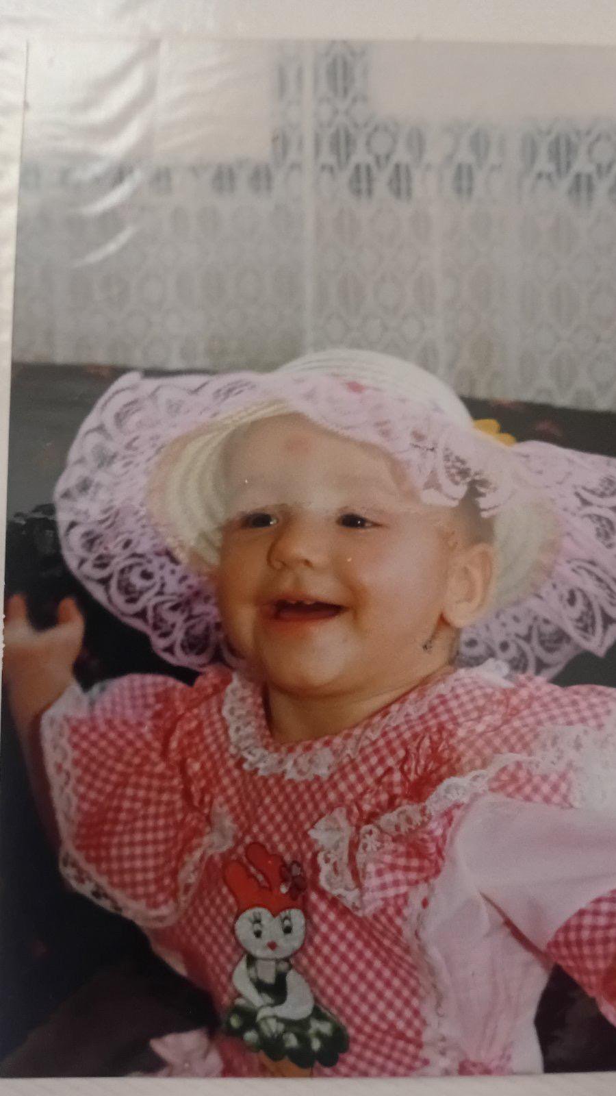 ELITNI VREMEPLOV! Da li prepoznajete učesnicu Elite 9? Nekad se bavila folklorom, a onda postala svetska šampionka u bodibildingu! (FOTO)