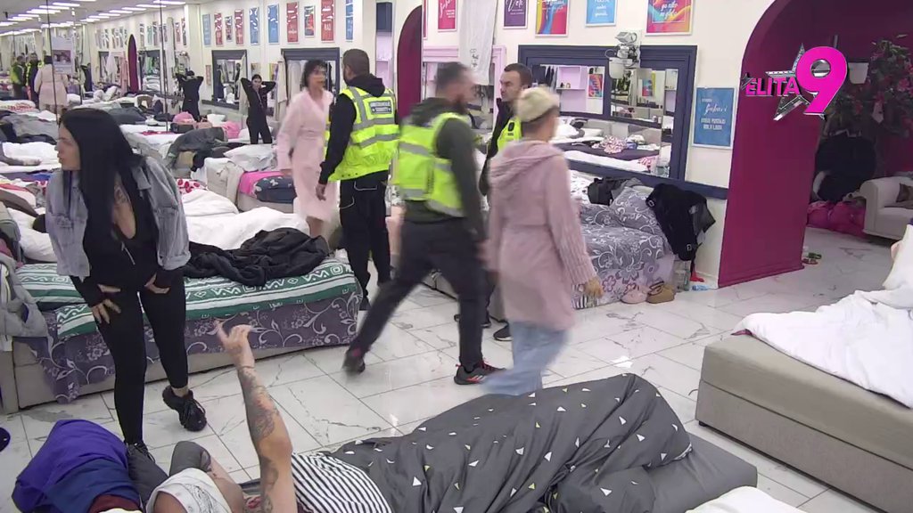 Haosu nikad kraja: Uroš shvatio da ne može da izađe na kraj s Alibabom, pa krenuo da urniše Minu! (VIDEO)