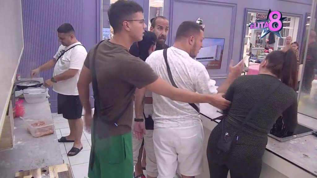 OBEZBEĐENJE HITNO REAGOVALO! Džordi i Aleksandra zaratile, leti perje na sve strane, Gastoz izvukao najdeblji kraj! (VIDEO)
