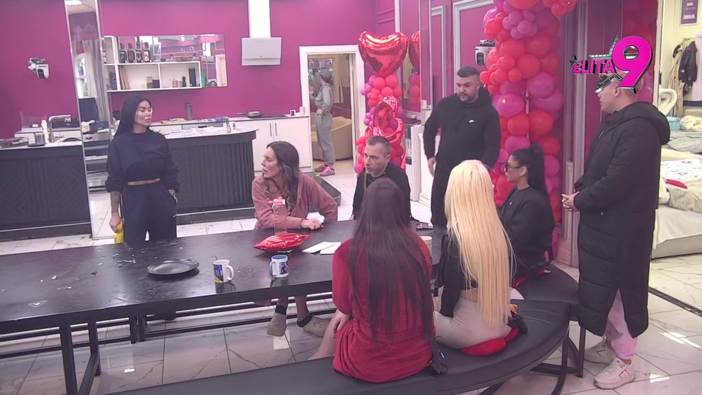 SELE SE U ODABRANE! Ljubavni parovi ove nedelje spavaju SKRIVENI OD OČIJU ostalih, Aniti pala roletna! (VIDEO)