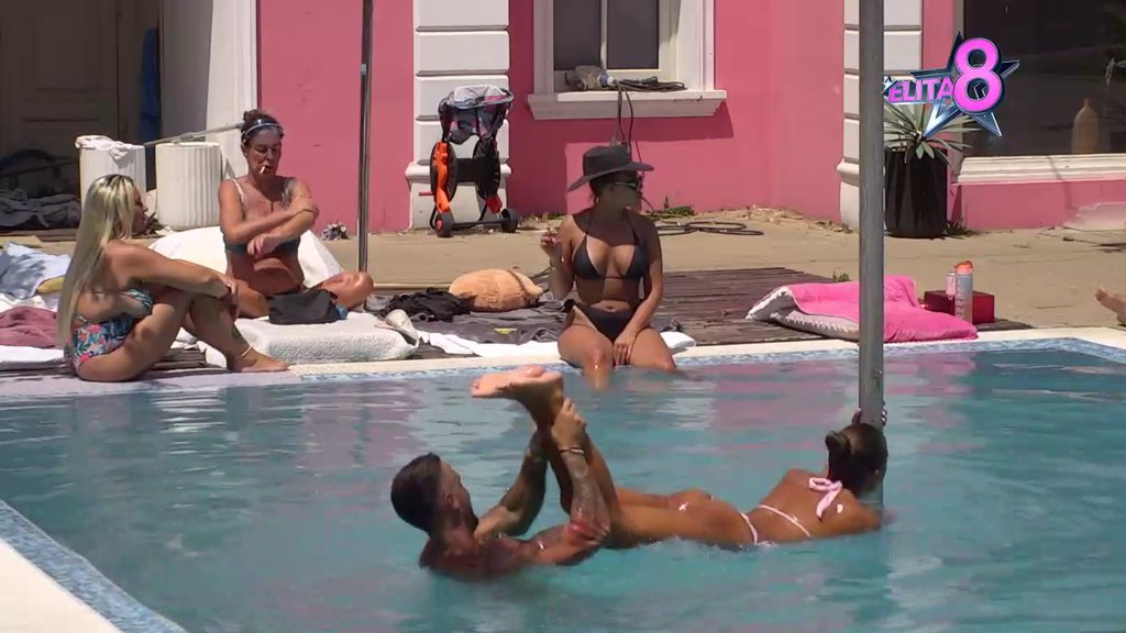 VODENE AKROBACIJE! Mateja i Sofi pronašli način da se ludo zabave u bazenu, Kačavendin klan ispratio dešavanja! (VIDEO)