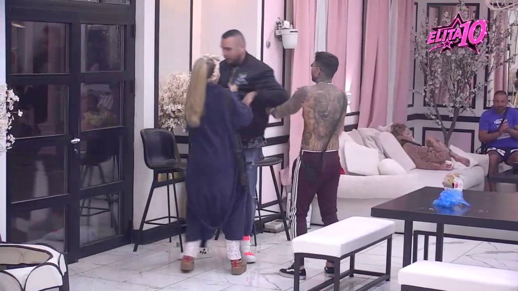 Leti perje! Aneli uhvatila Cara i Đukića tokom razgovora, pa doživela pomračenje! (VIDEO)