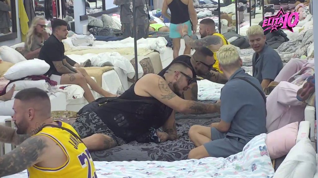 Možda se preselim ovde da vam razbucam klan: Filip Car ne može da odoli Aneli, na Đukićeve oči završio u njenom krevetu! (VIDEO)