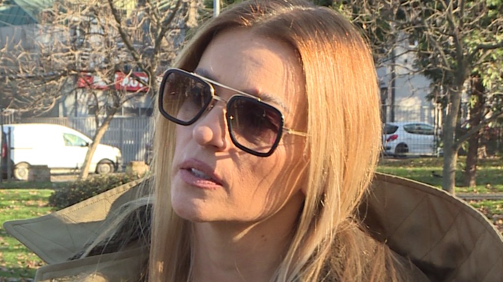 Jelena Kostov završila u bolnici! Pevačici narušeno zdravstveno stanje, odmah se oglasila: Tri dana ne mogu da se pomerim... (FOTO)