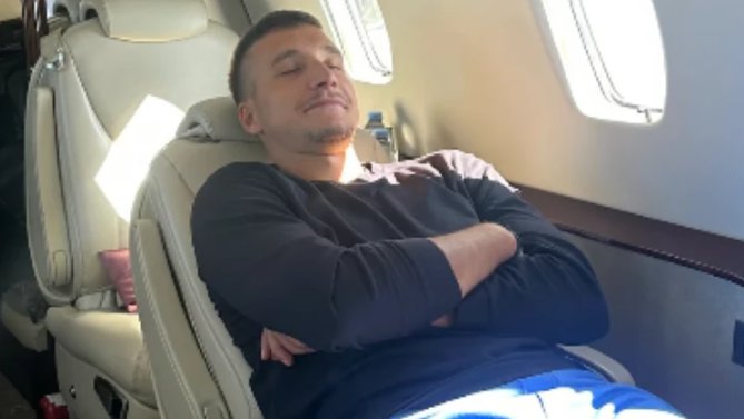 BOGDAN BOGDANOVIĆ SE ZAVALIO U PRIVATNOM AVIONU! Košarkaš u pamučnom šortsu i duksu: Izuo patike, pa se opustio