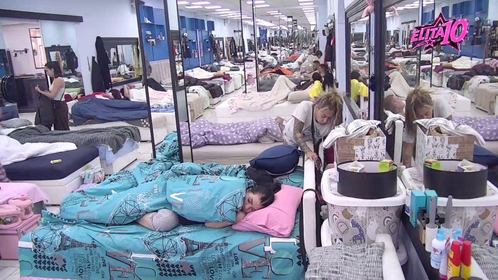Na noge lagane! Veliki šef iznenadio takmičare, a evo koja takmičarka je prva ustala iz kreveta (VIDEO)