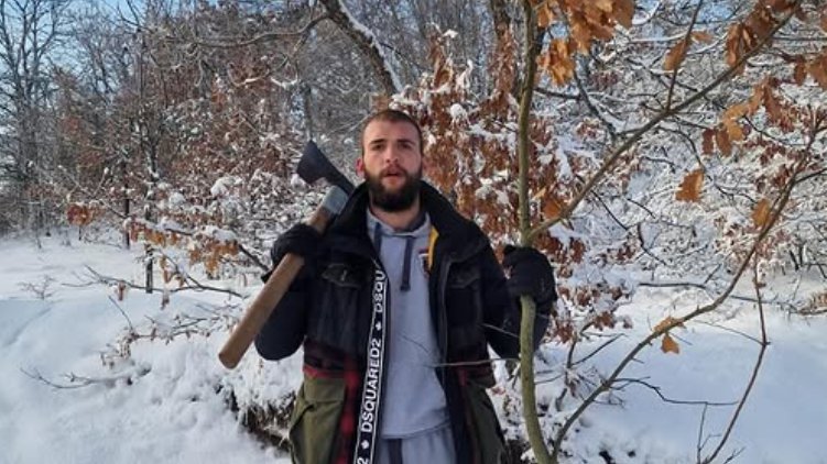 U cik zore krenuo po badnjak: Veljko Ražnatović nastavio tradiciju, objavio sliku koja je oduševila sve (FOTO)