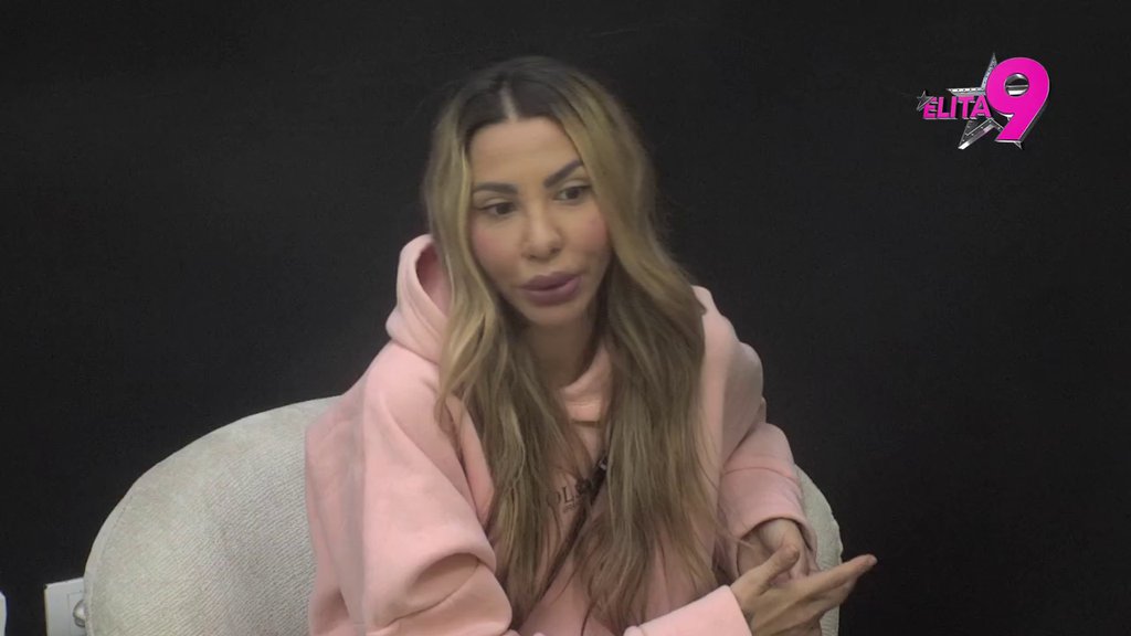 To je naša pesma, posprdao se sa njom:  Aneli najstrašnije unakazila Anitu, pa bez dlake na jeziku oplela po Lukinoj mami Biljani (VIDOE)