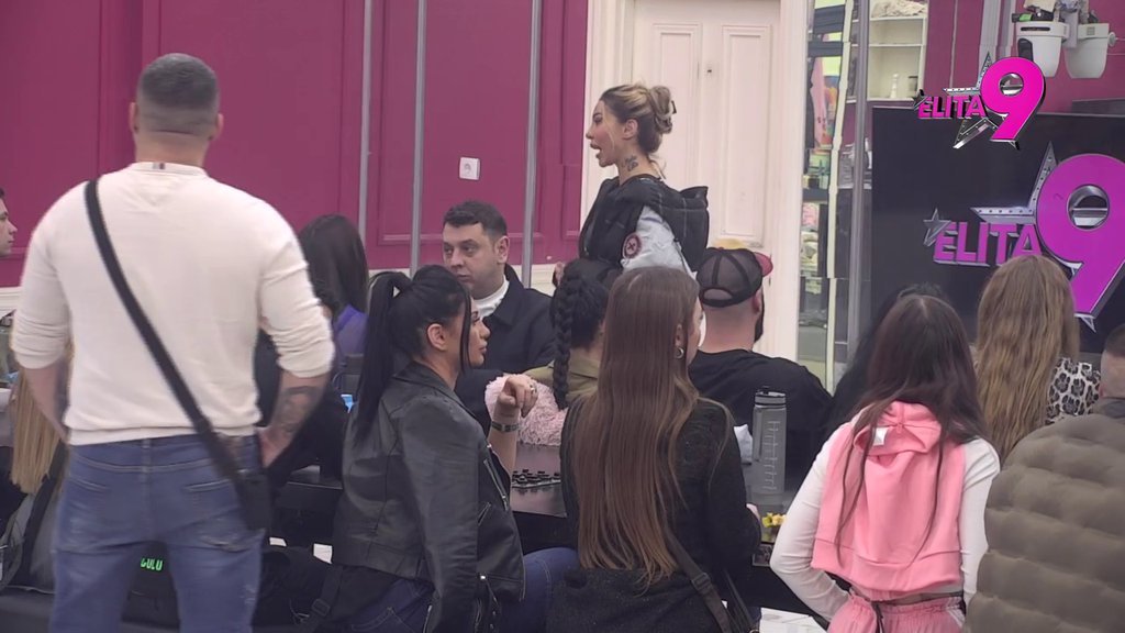 Ima dva miliona pratilaca i odgovara Asminu iz Cazina: Aneli ne odustaje od ponižavanje Stanije Dobrojević, ređa samo niske udarce! (VIDEO)