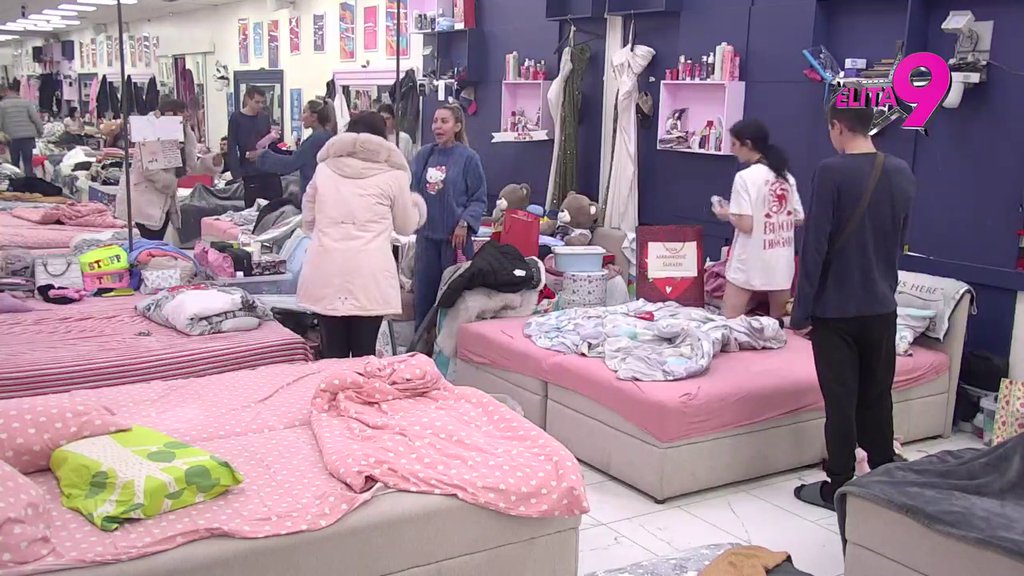 Sujeta ili pak, nešto drugo?! Obezbeđenje uletelo munjevitom brzinom: Miljana pobacala Aneli stvari, haos na sve strane (VIDEO)