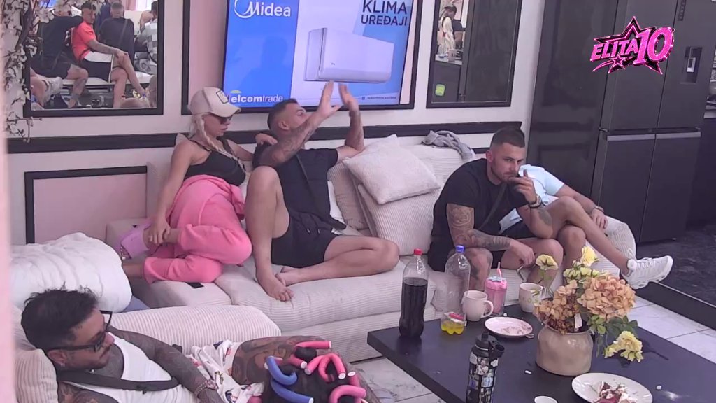 Ima da ćutiš, JE L' TI JASNO? Osmakčić se opet brecnuo na Gloriju, ona kaže da ne može da stigne više da se druži sa Laurom (VIDEO)