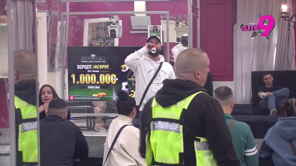 Obezbeđenje opet u Beloj kući! Luka nastavlja da divlja na Daču i demonstrira silu, a evo snimka kako CEPA MAJICU Sandri Obradović! Tvrdi da je imao odnose sa njom (VIDEO)