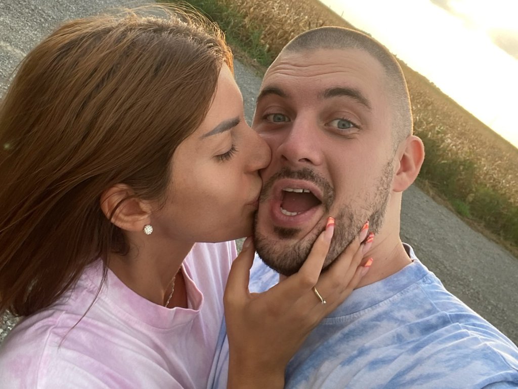 RASKINULI MIMAS I GRUJAS?! Digla se kuka i motika na mrežama, ona bila na moru, a od njega NI TRAGA, A NI GLASA: Koliko košta da mi se obriše dosije?! (FOTO)