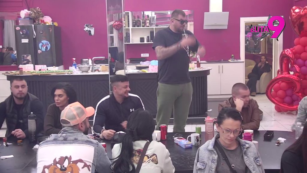 NA STUBU SRAMA: Luki cimeri očitali lekciju, zamerili mu što je hteo da ga Aneli gleda dok akcija sa Anitom (VIDEO)