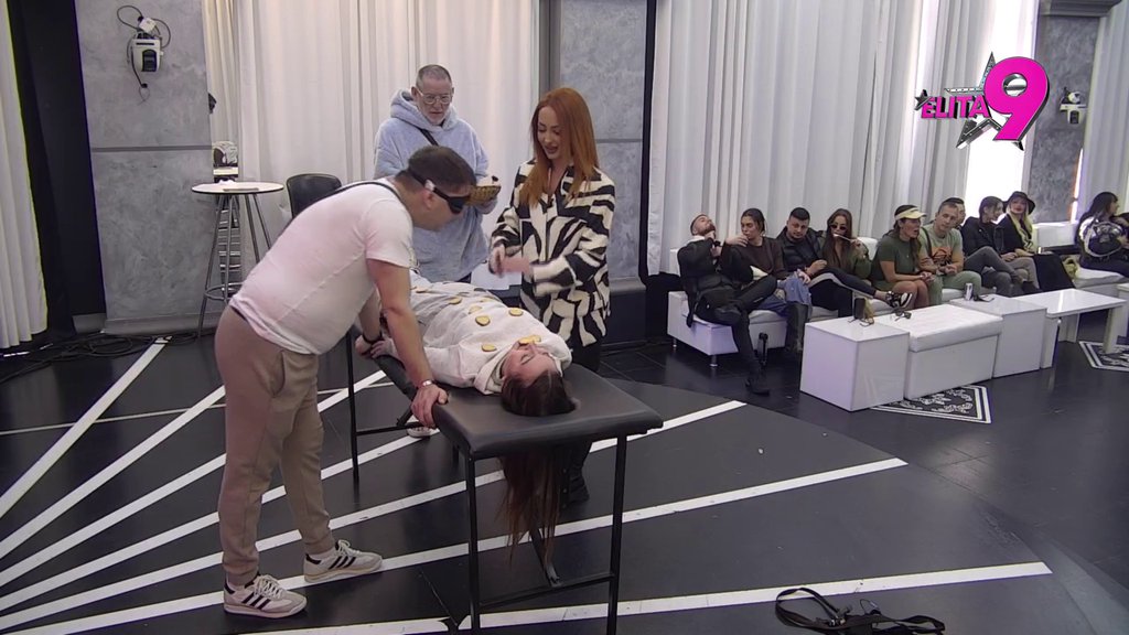 Ivan kao pas tragač: Lovi kolače po Sarinom telu, ona se kikoće od sreće! (VIDEO)