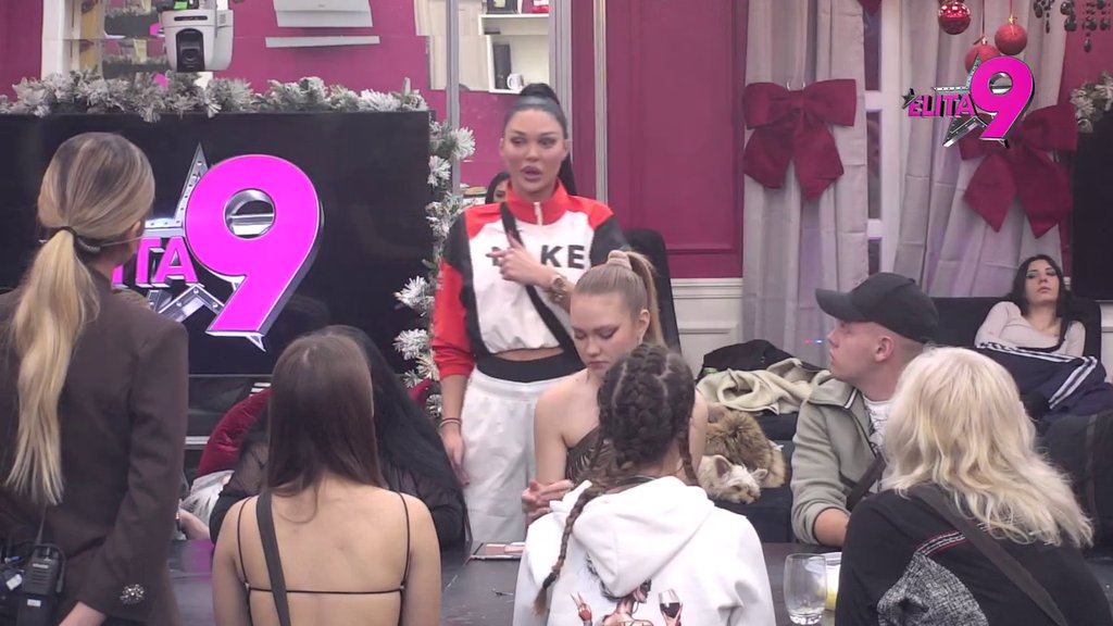 Upalili centrifugu: Alibaba i Aneli se svim silama peru od poljubaca, takmičari sigurni da im je Toša poslužio kao paravan! (VIDEO)