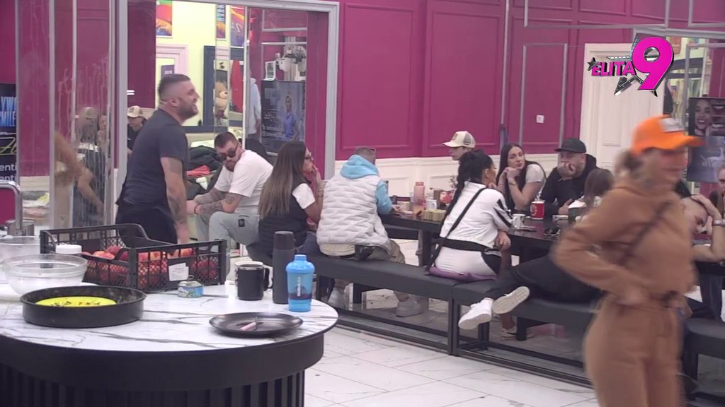 Mustafa je bolesnik, šizofreničar, i on i Mevlida! Aneli PSUJE NA SVA USTA bivšeg svekra i svekrvu, HAOS NE PRESTAJE! (VIDEO)