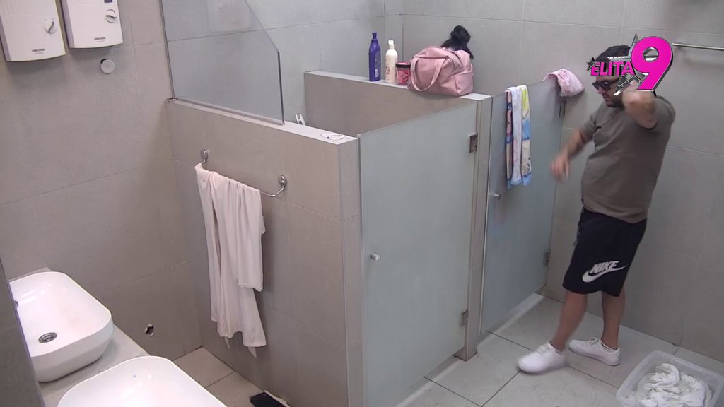 Ne ostavlja ga bez nadzora! Asmin na driblanju kod Maje, čak i dok se ona tušira, igra kako ona svira (VIDEO)