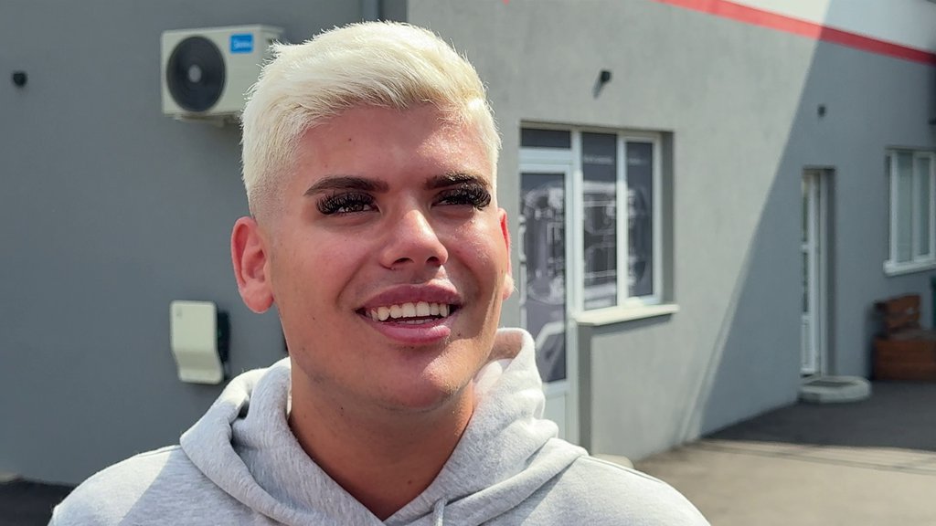 ANITA I COMARA ISPRATILE UROŠA U KARANTIN! U Elitu ulazi u kostimu JK i sa PINK KANDŽAMA, a Terzi najavljuje pakao: Tražim mu 2 MILIONA na sudu! (VIDEO)