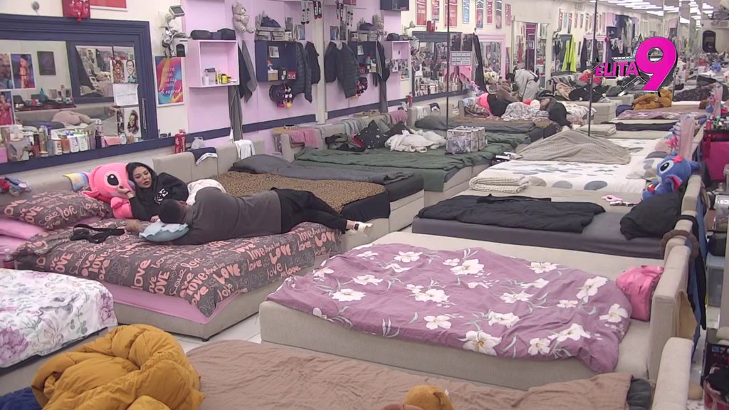 Vezani kao pupčanom vrpcom! Asmin i Maja se više ne razdvajaju, ona mu šapuće i priča u šiframa! (VIDEO)