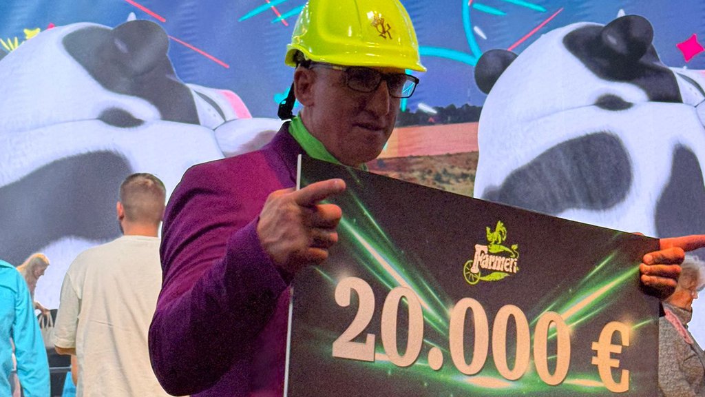 KRISTIJAN GOLUBOVIĆ POKAZAO PARE OD POBEDE U FARMERIMA! Novčanice mu po ušima, on se javno pohvalio: Izašle nove slušalice, 20.000 evra koštaju (VIDEO)