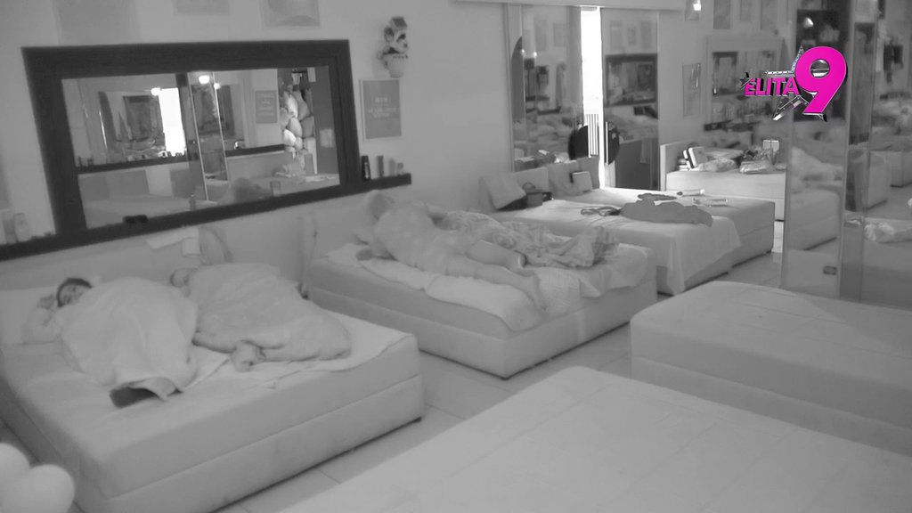 NIKAD BLIŽI NISU BILI! Uroš se zavukao kod Bore u krevet, on ga grlio, mazio i češkao! Stanić se RASTOPIO! (VIDEO)
