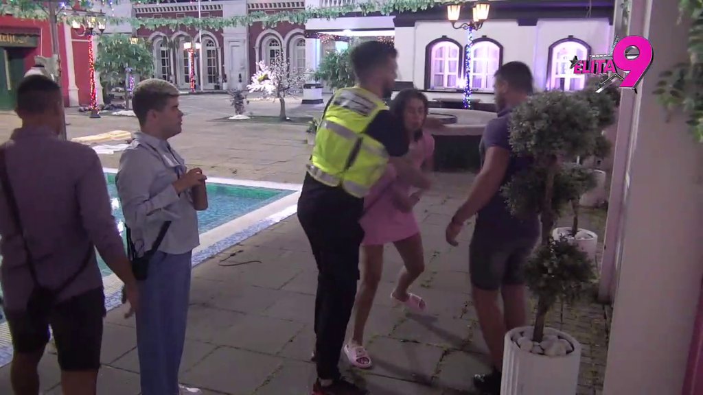 Ne prestaje da ga uhodi! Mina presekla Viktoru put, on urla na nju da se SKLONI (VIDEO)