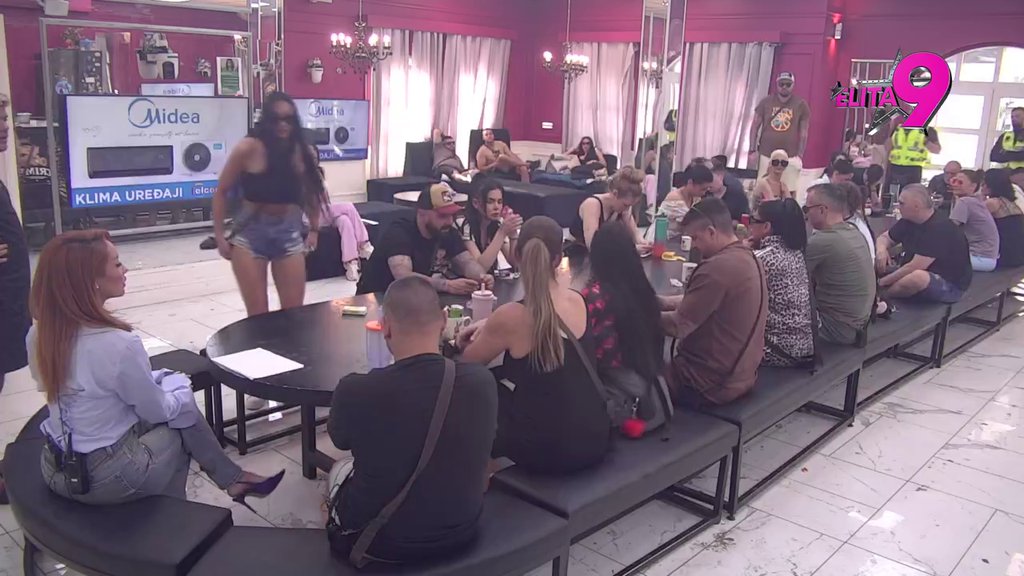 Maja ide po Stanijinom šablonu: Zbog Asminovih pogleda ka bivšoj napravila haos i stavila katanac na polni organ (VIDEO)