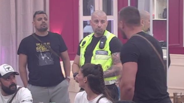Muk u kući! Viktor ZAURLAO na Boru Santanu, on manji od makovog zrna (VIDEO)