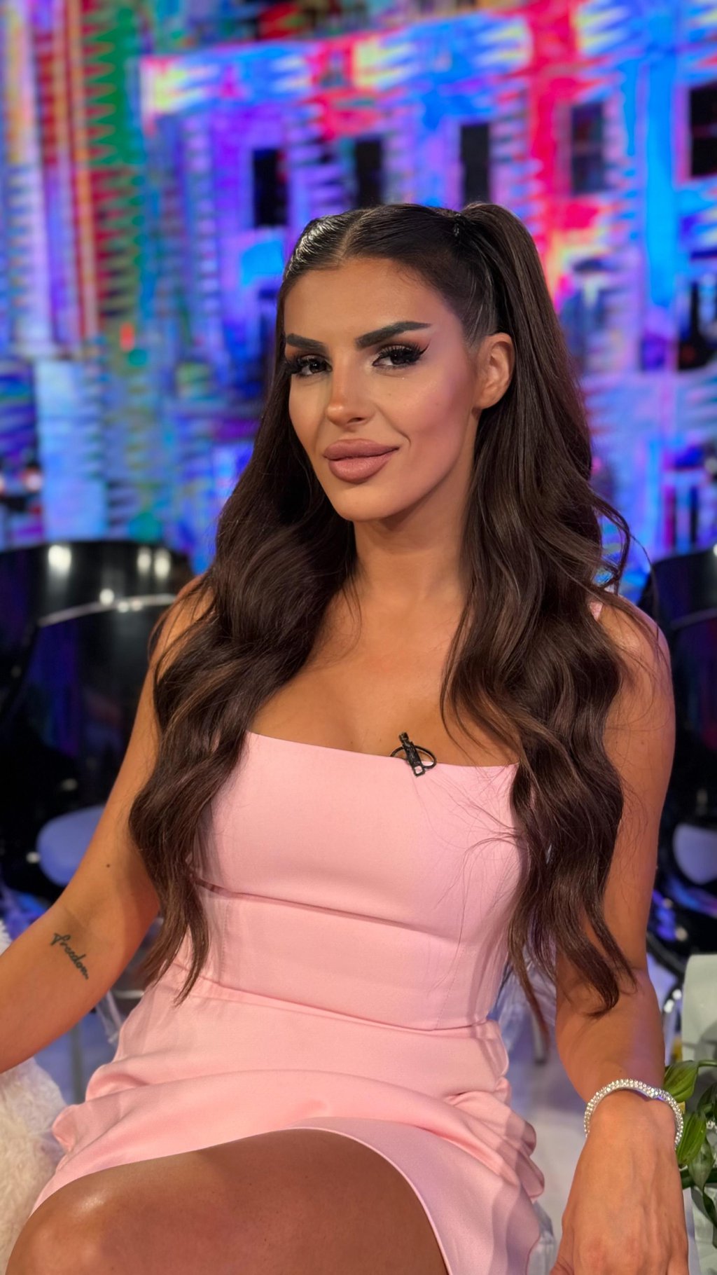 Retke fotke Ene Čolić bez botoksa! Tvrdi da je u prošlom životu bila sirena, a ovako je izgledala kao devojčica (FOTO)