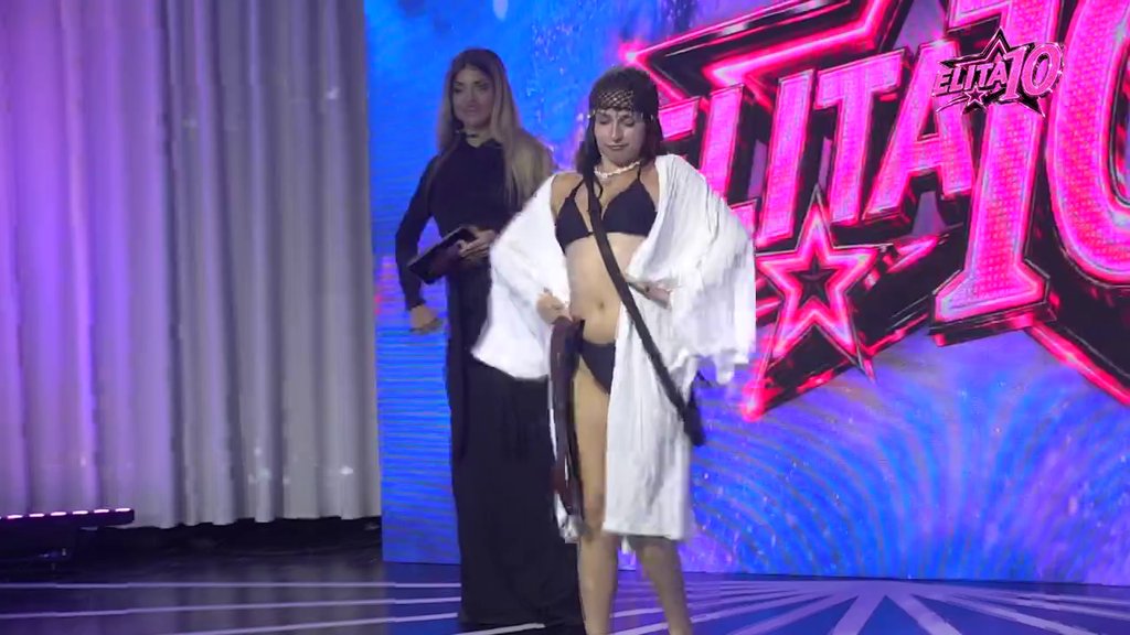 Mirjana Zuzija totalno opčinila Ivana Marinkovića?! On joj prišao, pa pokušao zubima da joj skine ogrtač! (VIDEO)