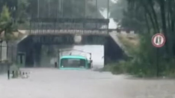 NEVREME PARALISALO OVAJ GRAD U SRBIJI! Vetar nosi sve pred sobom, ulice POD VODOM: Automobili zarobljeni, potop na više lokacija (VIDEO)