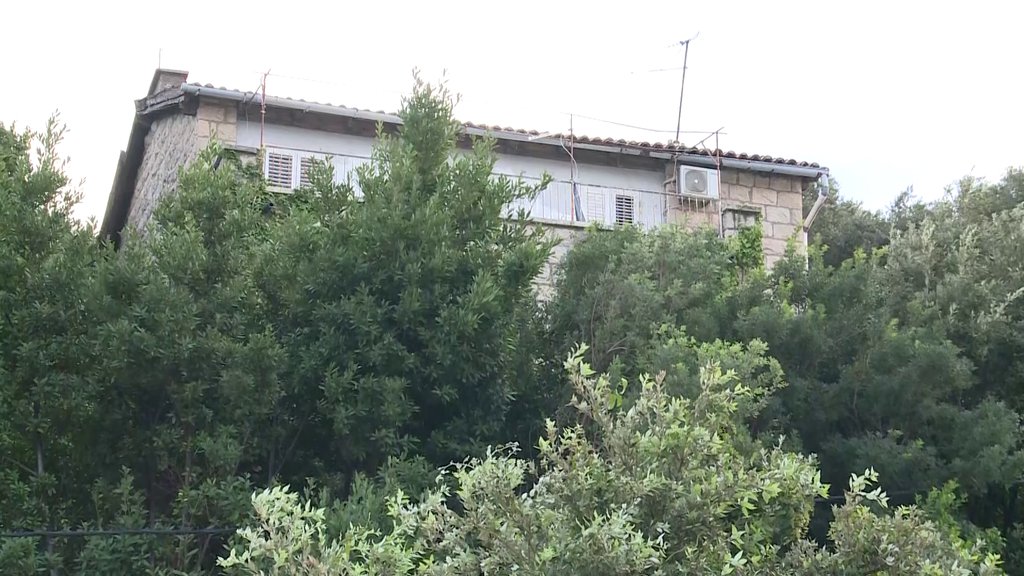 EKSKLUZIVNO! Ovako izgleda trošna kuća u kojoj je Nerio Ružanji živeo sa svojom partnerkom Hanom i ćerkom: OŠTEĆEN KROV, ZASTARELA FASADA... (VIDEO)