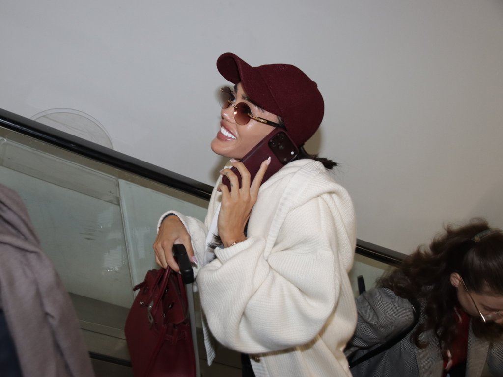 PINK.RS PAPARACO! Ana Korać uhvaćena na aerodromu u skroz opuštenom izdanju, gotovo NEPREPOZNATLJIVA, a svi se pitaju ko je muškarac koji je došao po nju (FOTO)