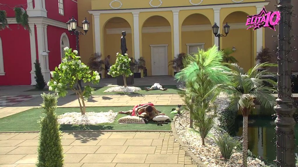 Posle svađe sve je slađe! Aneli i Đukić se prepustili nežnostima usred bela dana u dvorištu (VIDEO)