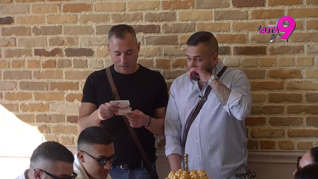 Kao gladne godine! Dok je Milan čitao poruke od najmilijih, učesnici navalili na hranu kao da nisu jeli od Božića! (VIDEO)