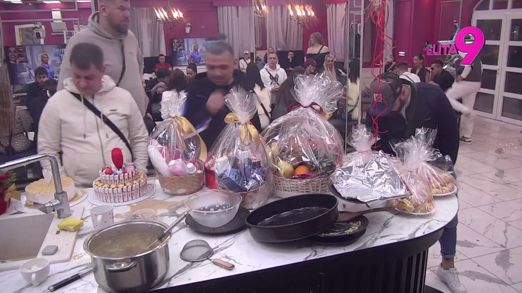 Specijalno iznenađenje! Stiglo more poklona za Maju i Asmina, ona pred svima napravila scenu: Ovo me ne zanima, mogu samo LEMURI (VIDEO)