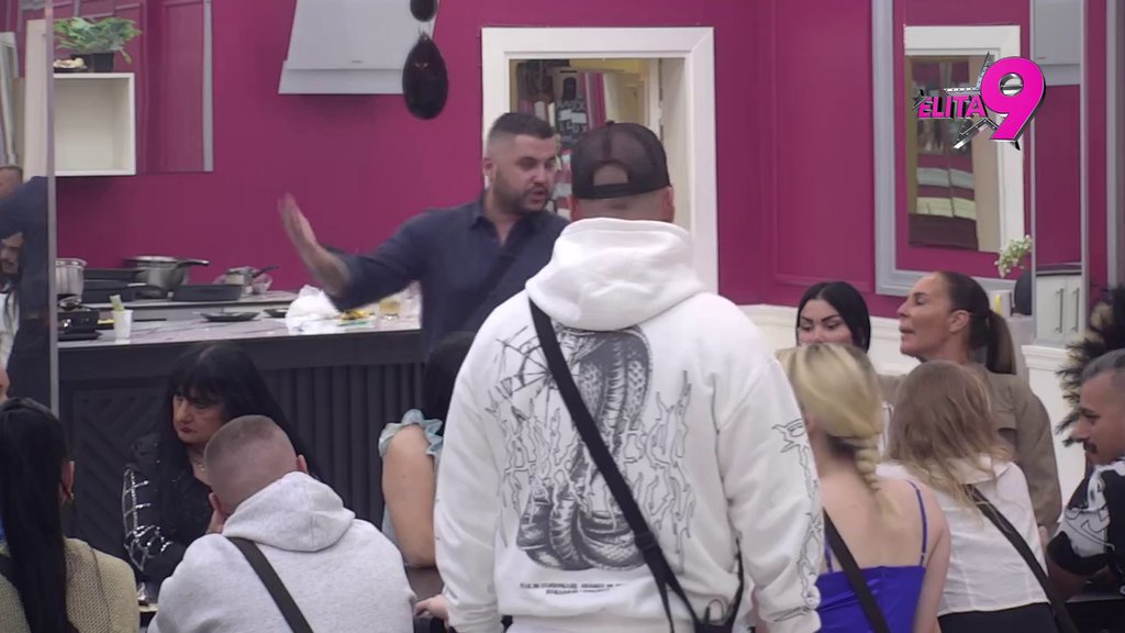 Kakav blam! Luka pokušao da negira da je gledao u kamere i ljubio Jakšićku u glavu, Maja urnisala Situ: One KUKAVIČKI ucenjuju Asmina! (VIDEO)