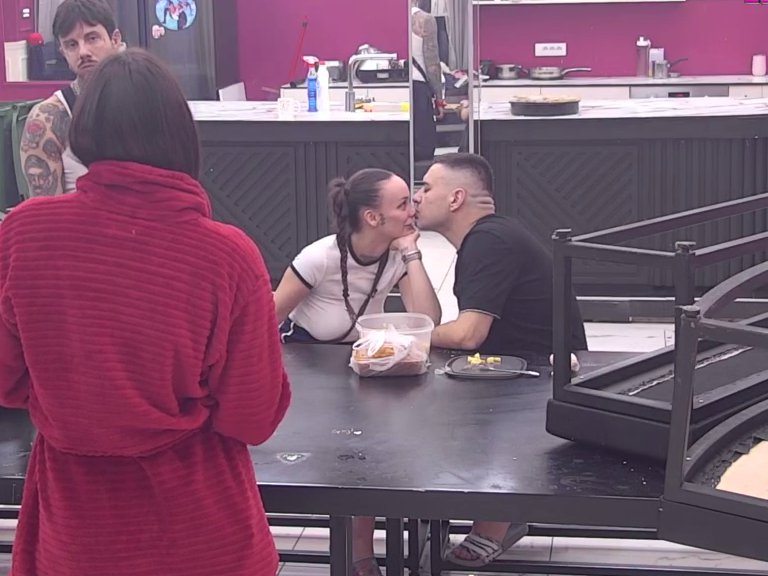 Red drame, red ljubavi: Teodora malo spustila gard, pa rešila da uteši Bebicu poljupcima! (VIDEO)