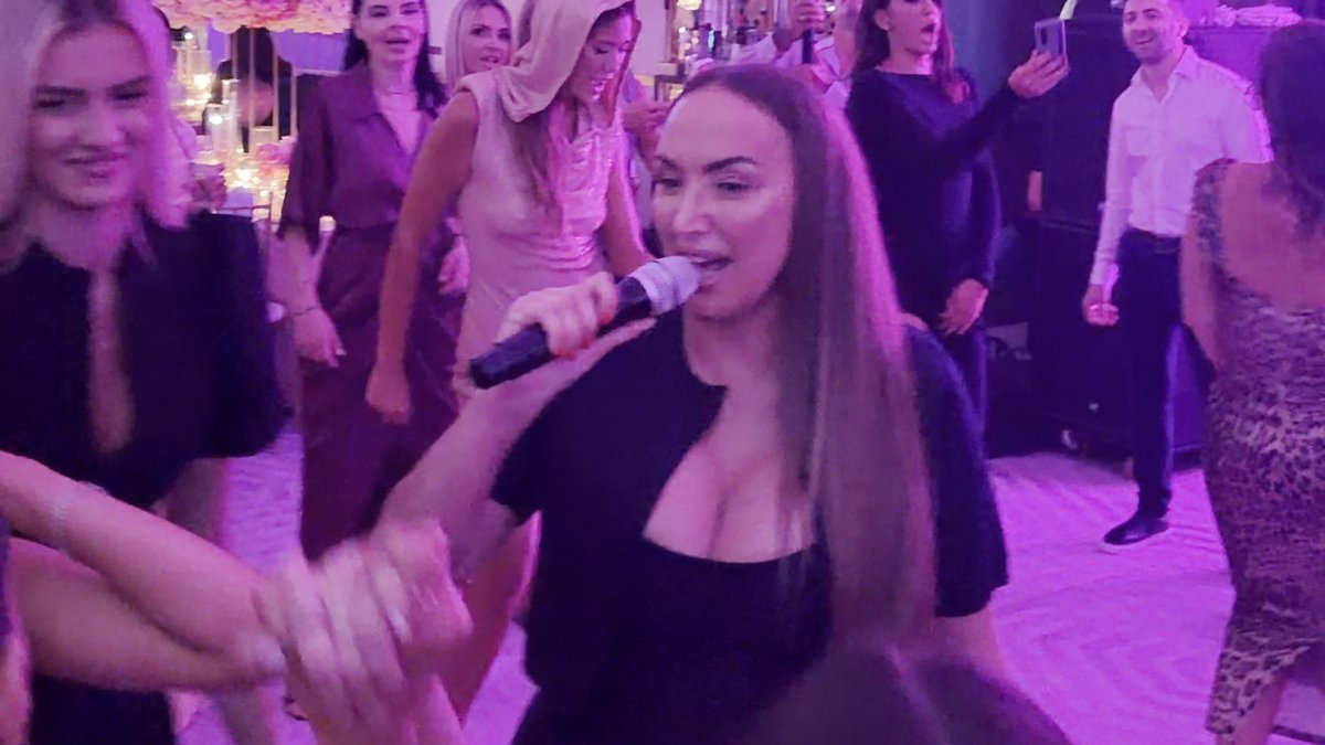Goga Sekulić dovela atmosferu do usijanja na punoletstvu Šarićeve ćerke: Razgalila goste svojim najvećim hitovima, a evo koji pevači su još tu! (FOTO+VIDEO)