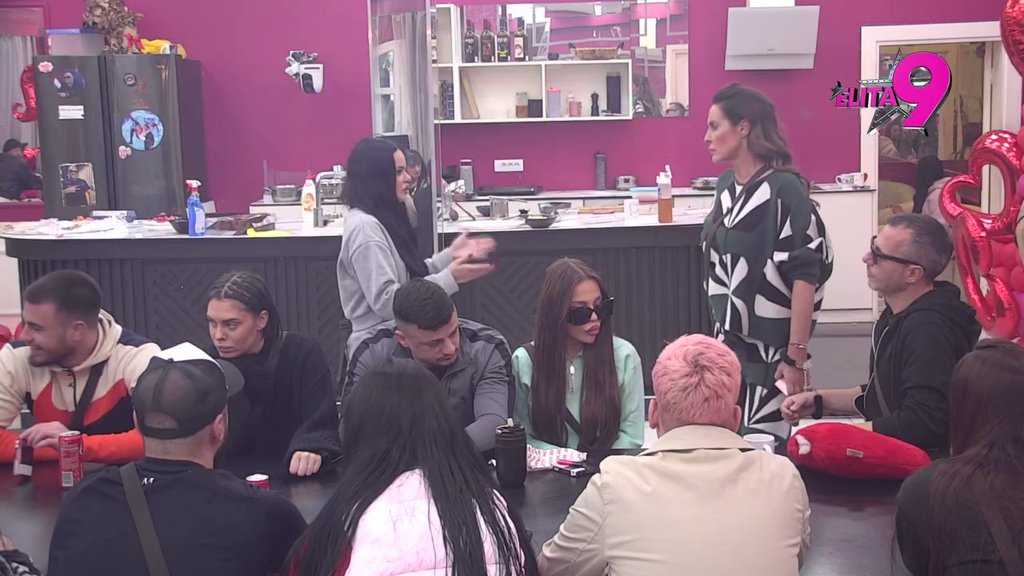 Šta se desilo sa tobom i mojim sinom Lazarom? Kačavenda ostala ŠOKIRANA kad je saznala da se Jovana pevačica čula sa njenim naslednikom! (VIDEO)