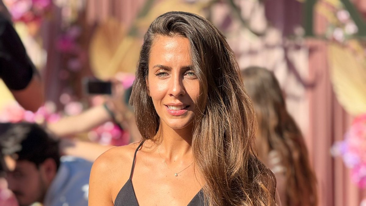 DEKOLTE DO PUPKA! Skinula se Ivana Dudić, od pogleda na njeno poprsje muškarcima staje dah!