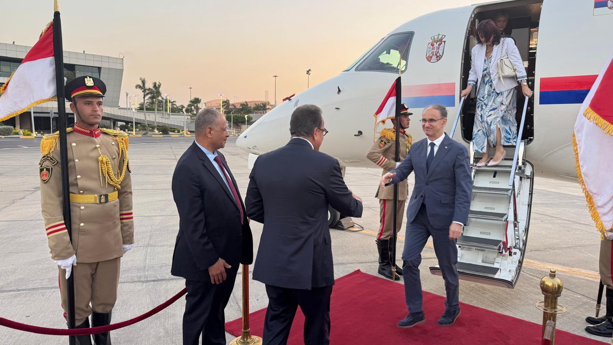 SRDAČAN DOČEK NA AERODROMU: Macut doputovao u Kairo u višednevnu poseti Egiptu (VIDEO)