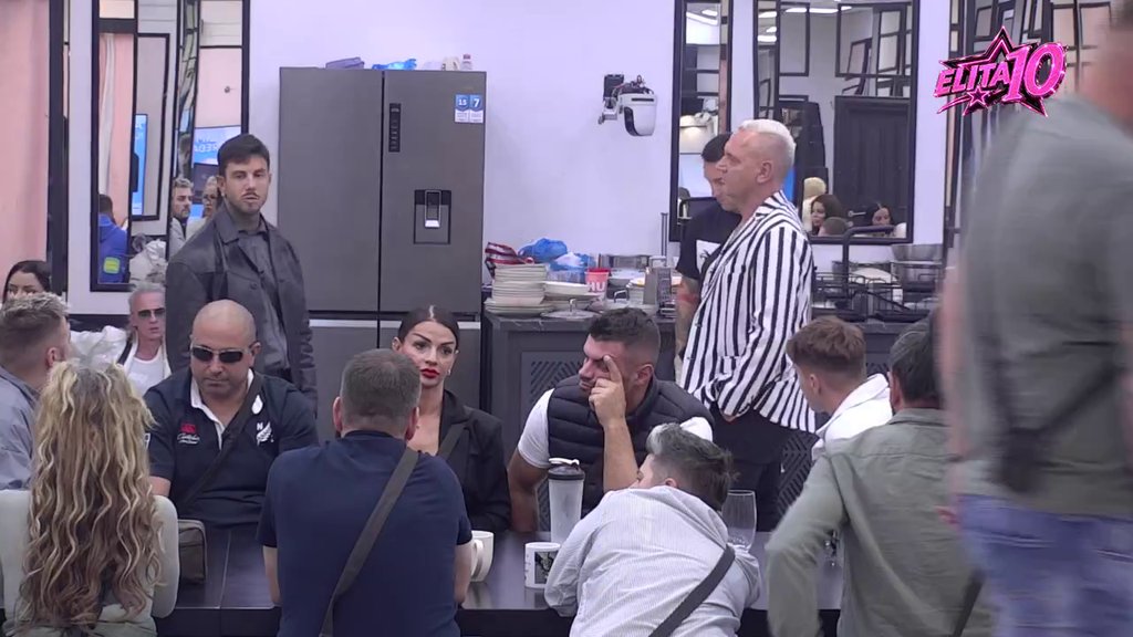 Totalni HAOS za crnim stolom! Mateja pokušava da objasni Đukićevu situaciju sa Aneli, ali ne nailazi na razumevanje: Istripovao se (VIDEO)