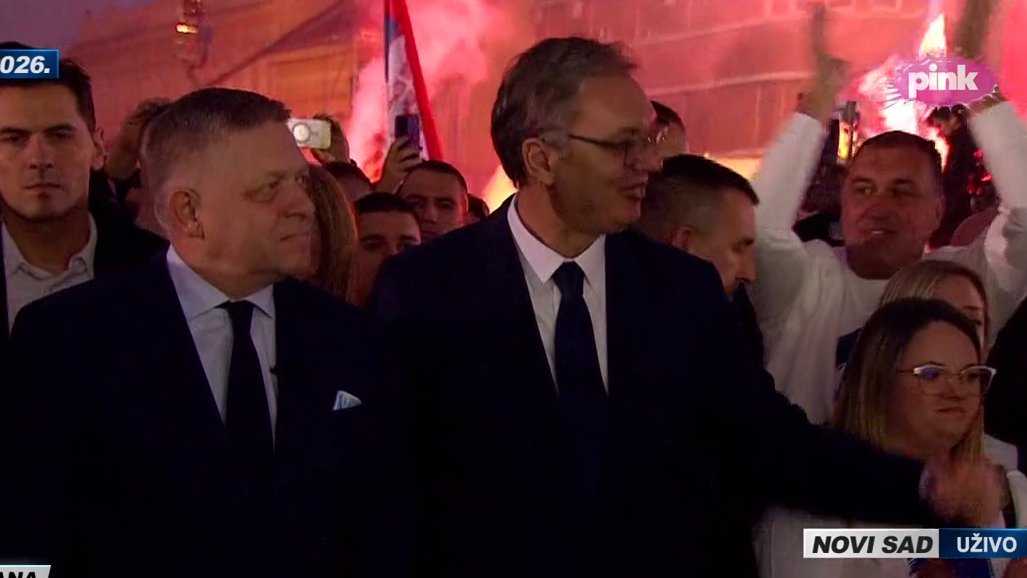 VELIČANSTVEN DOČEK: Trenutak kada su Vučić i Fico stigli na Trg u Novom sadu! (VIDEO)