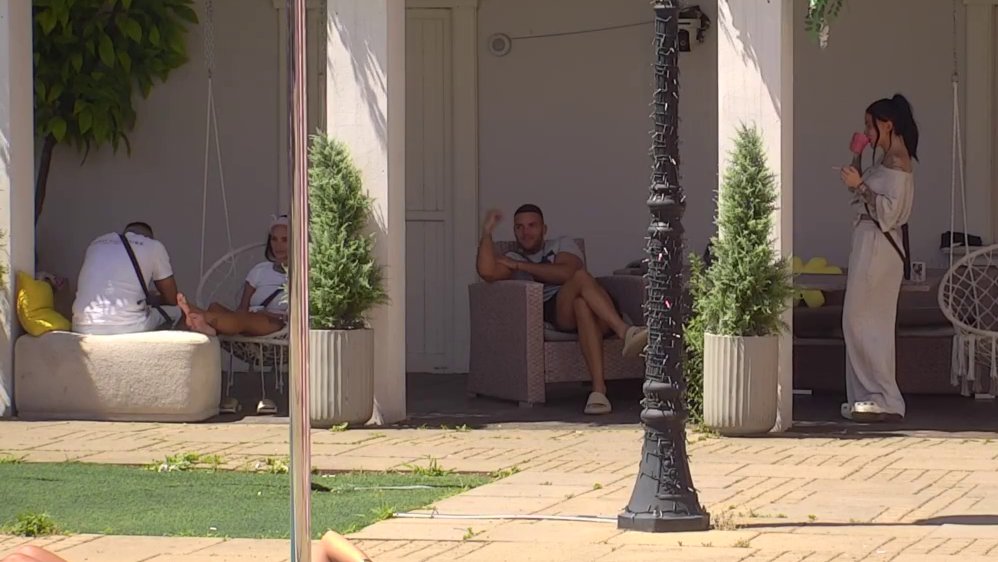 Kad se seti starih navika, zgadi se sama sebi: Teodora neće ovaj sopstveni blam nikad preboleti! (VIDEO)