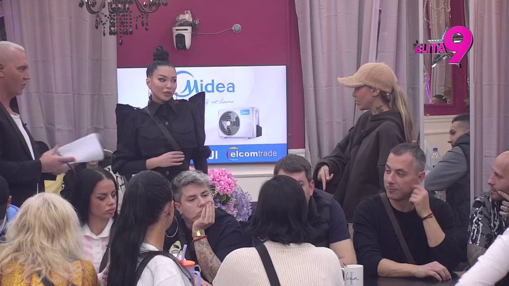 Udružile zle jezike: Maja i Aneli brutalno oblatile Anitu jer je glupa, ona nikad žešće uzvratila i udarila na njihov izgled! (VIDEO)