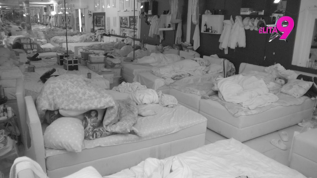 Suza suzu sustiže! Boginja rida pored postelje u kojoj je Filip OVERIO Jovanu pevačicu! (VIDEO)