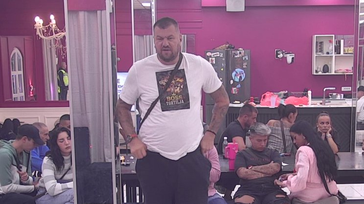 U prednosti je, rekla mu je da će je praviti od blata: Janjuš podsetio Asmina šta mu je rekao za vezu sa Majom, pa otkrio da je Stanija DOČEKALA svojih PET MINUTA (VIDEO)